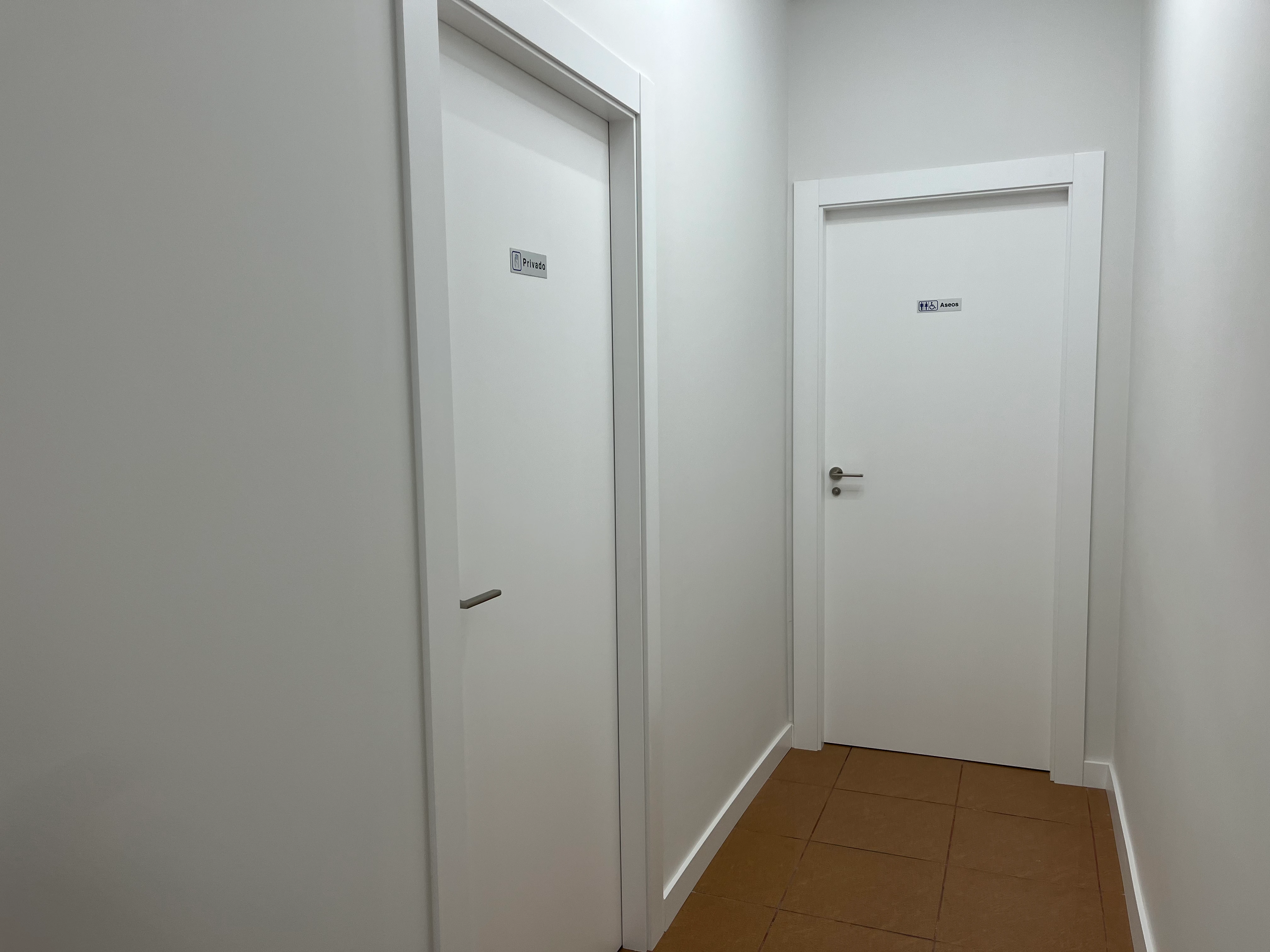 Pasillo y baño Clínica Aquiles